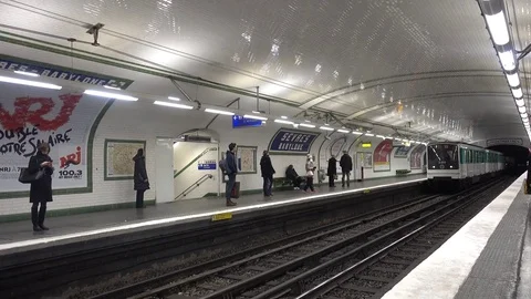 Train Enter Babylone Metro Station Stock Footage 71959972