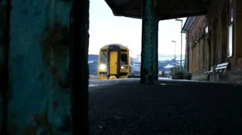 Train Entering Station at Borth (mid Wales) 库存影片 20468073