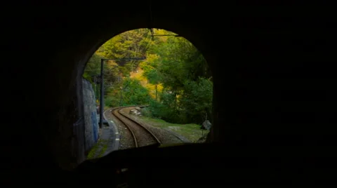 Train entering a tunnel Vidéo 68623827