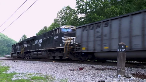Train enters and passes 库存影片 169003230