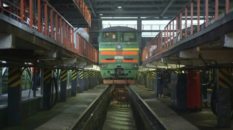 Train Factory hall Vídeo Stock 33402744