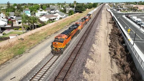 Train fly by in Oakley CA Suburban neighborhood Vidéo 313510090
