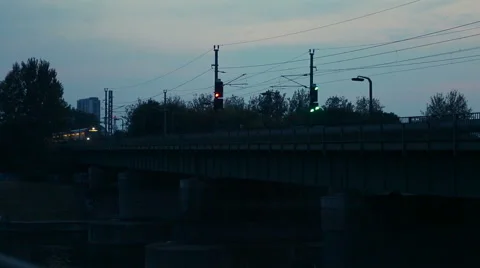 The train goes over a bridge night, Austria Vienna Vídeo Stock 65095388