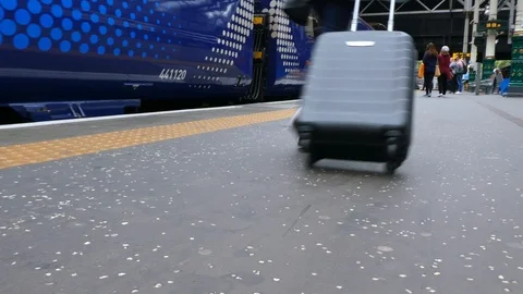 The train goes to the platform. Vídeos de archivo 113230596