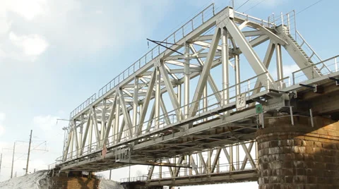 Train goes through railway bridge 库存影片 36775133