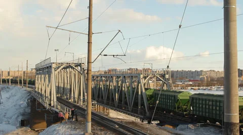Train goes through railway bridge 库存影片 36775405