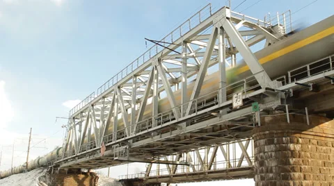 Train goes through railway bridge Video stock 36776455