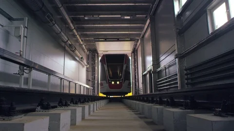 A train is going to a hangar Vidéo 99356980