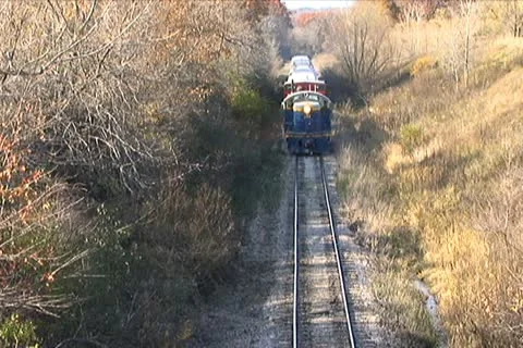 Train Going Under Bridge 動画素材 10712727