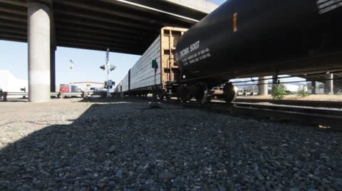 Train going under a bridge Video stock 34073114