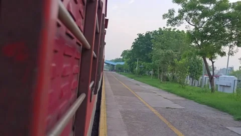 Train from Indian Railways approaching a platform Видео 340193418