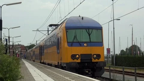 Train leaves the station of Enkhuizen Stock Footage 80336920