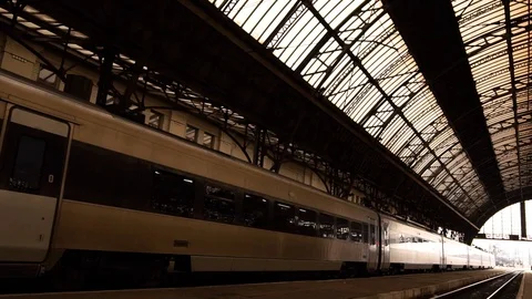 Train leaves station with light reflection Train leaves the station in bw Stock-Footage 102719433