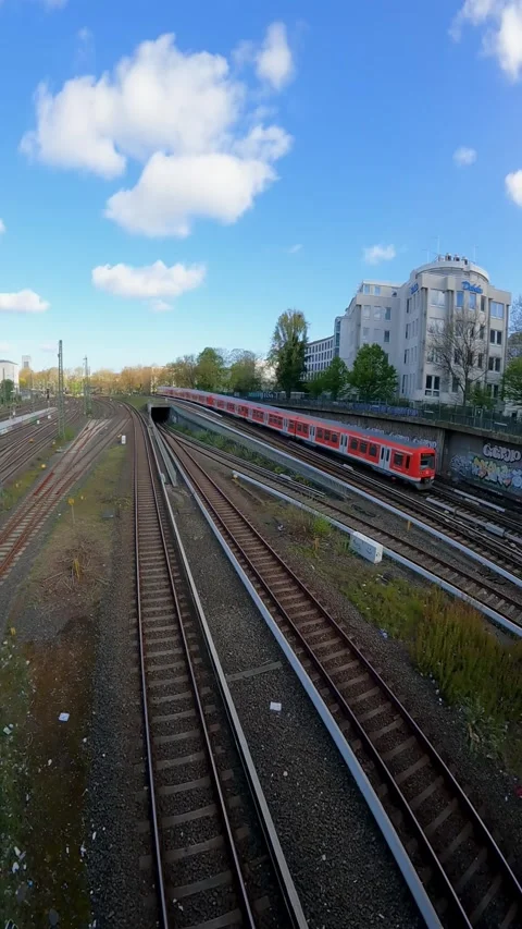 Train is leaving main train station in downtown in Hamburg, Germany. Vidéo 240945981