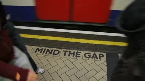 Train leaving - mind the gap - HD Видео 22311298