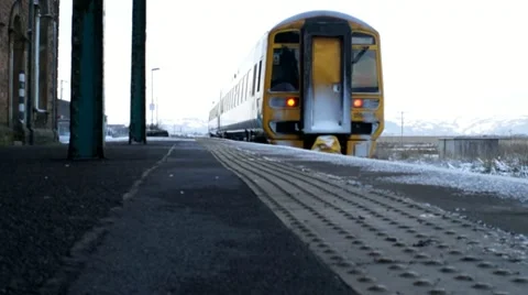 Train Leaving Station at Borth (mid Wales) Видео 20468038