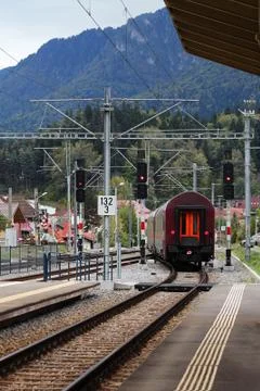 Train leaving station Foto stock