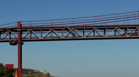 Train on the Lower Level 25 de Abril Bridge in Lisbon 스톡 동영상 41234176
