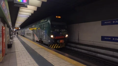 Train is Milano Central station 库存影片 117476028