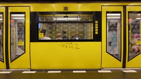 Train Moving Berlin, Germany | U-Bahn Rosa-Luxemburg-Platz | Platform Europe 库存影片 201609624
