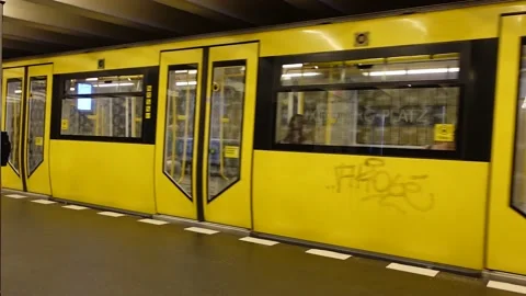 Train Moving Berlin, Germany | U-Bahn Rosa-Luxemburg-Platz | Platform Europe 库存影片 201610053