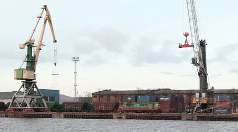 Train moving in port with cranes around Video stock 10882992