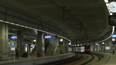 Train moving in station 3k slow motion 스톡 동영상 74076983