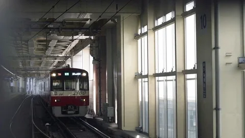 Train moving in subway station Vidéo 79445010