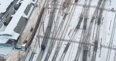 Train moving through the city in winter Video stock 92964906