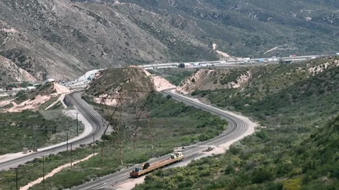 Train Moving Through the San Gabriel Mountains Drone Aerial View Vidéo 335349001