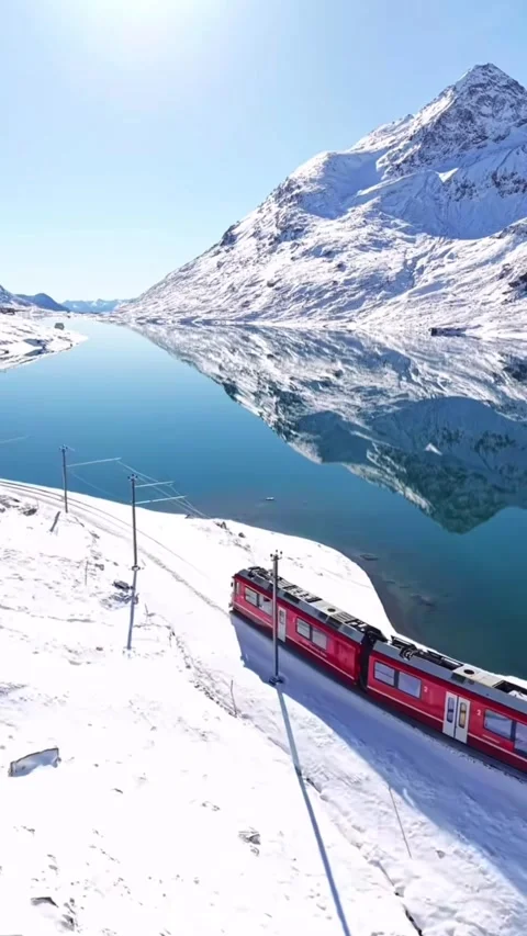 Train moving through snowy lands Stockbeeldmateriaal 330258398