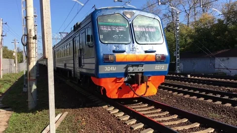 Train moving towards Stock Footage 83049109