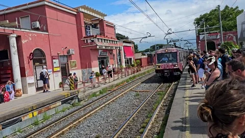 Train to Naples, Italy pulls into Pompeii Station Vídeo Stock 301833141