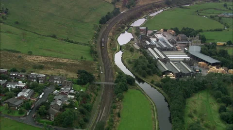 Train Out Of Diggle Tunnel Vídeo Stock 65200198