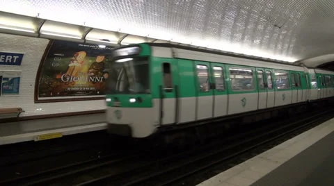 Train in Paris metro station. Oldest metro station in Europe 스톡 동영상 39306536
