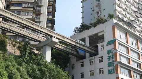 Train pass through building in Chongqing Vídeos de archivo 117771892