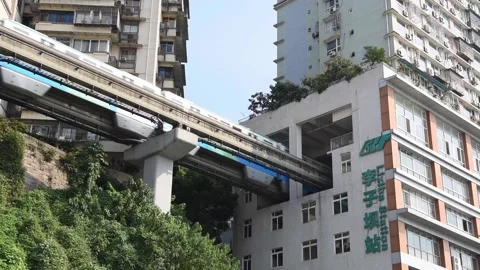 Train pass through building in Chongqing Vídeos de archivo 237916187