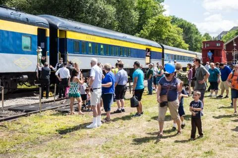 Train Passengers Ready To Board Foto stock