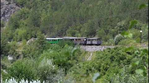 The train passes on the Mountain Видео 32282660