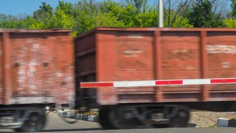 The train passes through the crossing Stock-Fotos