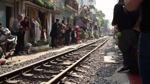 Train Passes Through Tiny Street in Vietnam, Train Street, Hanoi, Vietnam - 26 N Vídeo Stock 205226000