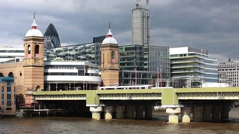 Train passing on bridge, London 스톡 동영상 76384628