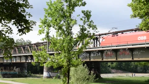 Train passing by on a bridge over Isar river in Munich Video stock 133022758
