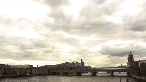 Train passing on bridge with sky cloudy, London 스톡 동영상 76385058