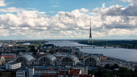 Train Passing on Daugava River - Riga Skyline Vidéo 122378115