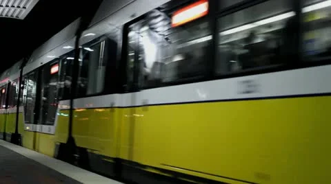 Train passing downtown Video stock 20488515