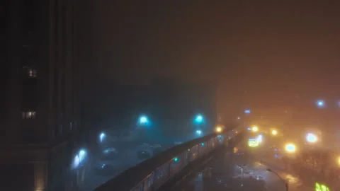 Train passing on Elevated Track at fogy Night. Subway in downtown Chicago Vidéo 268292914