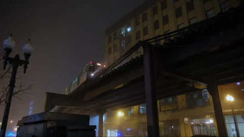 Train passing on Elevated Track at fogy Night time. Subway in downtown Chicago Vidéo 268295938