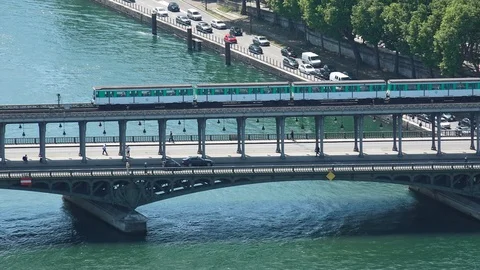 Train passing on famous Pont de Bir-Hakeim bridge across Seine River in Paris 스톡 동영상 91377654