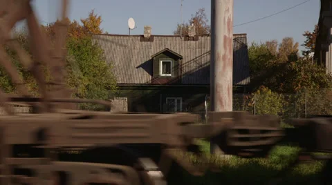 Train passing house 库存影片 37843190